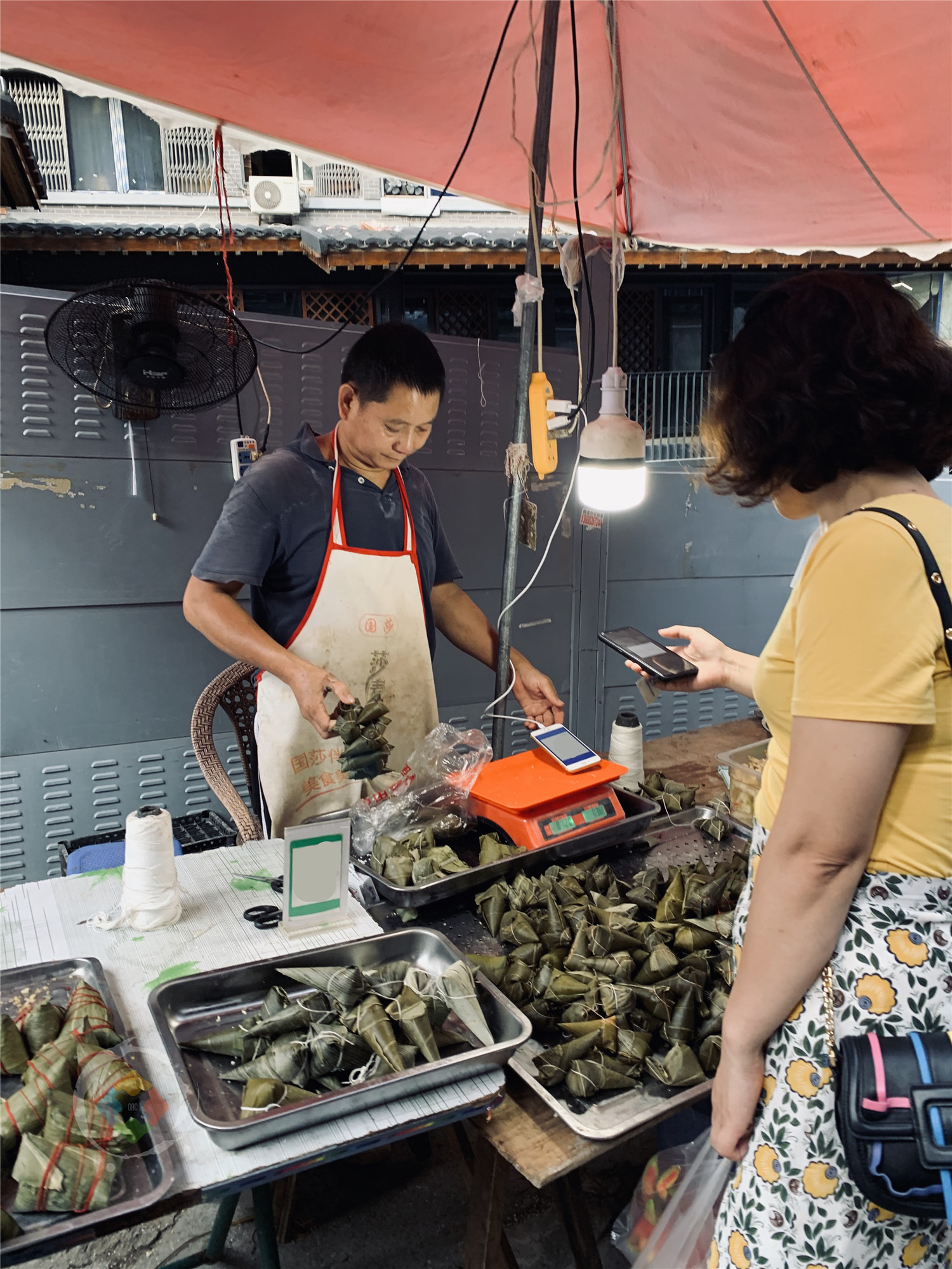 重庆石灰市菜市场关门修整，摊主纷纷摆起了地摊，热闹得像赶场