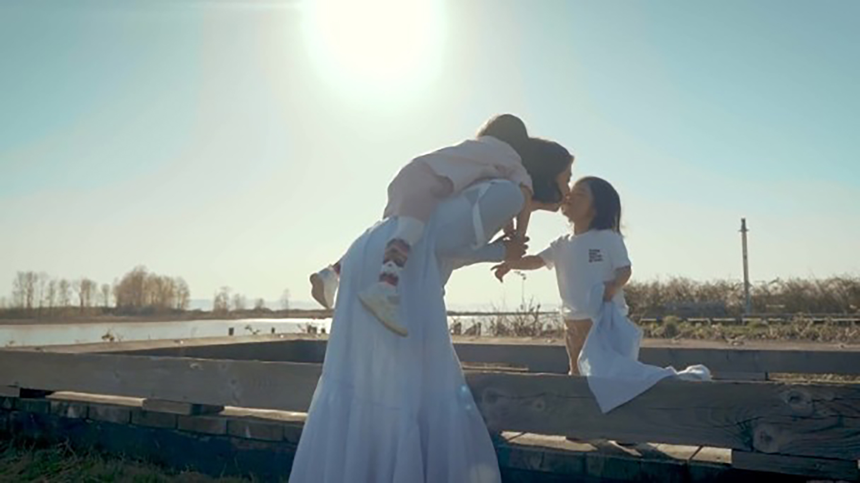 鍾嘉欣拍母親節MV，父母老公子女出鏡，三代同堂牽手散步溫馨感人