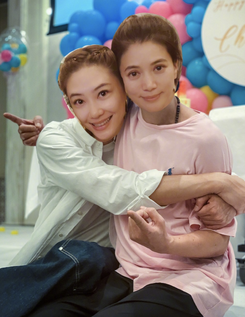 张智霖生日抱春哥后，袁咏仪庆生也紧搂应采儿，被侃夺夫之仇已报