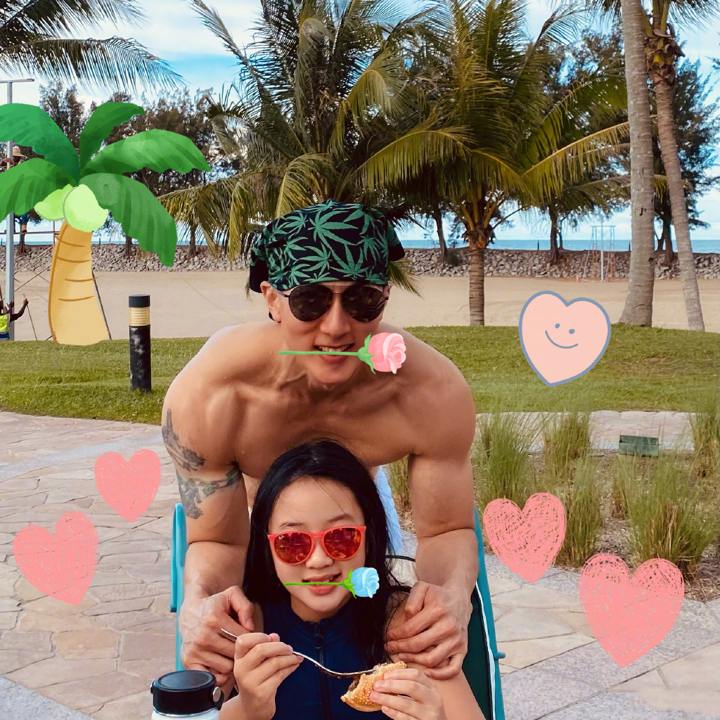 吳尊攜老婆參加同學會，41歲的他帥如當初，與同學合影像兩代人