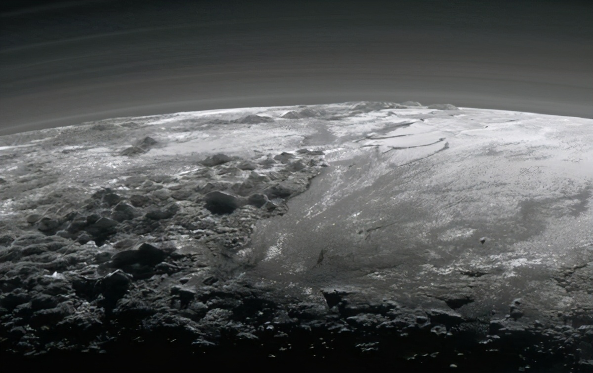 冥王星有着白雪覆盖的山峰，但这是为什么？
