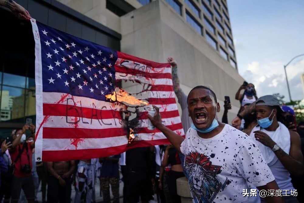 美军出动声波炮驱散人群，可致耳膜破裂出血：美军命令向人群开火