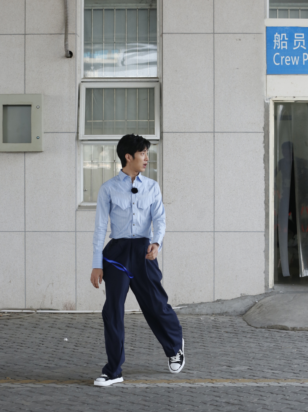 " star great detective " the line on graph going to work, bai Jingting wears joining together business suit, he Gui is whiten garment male god