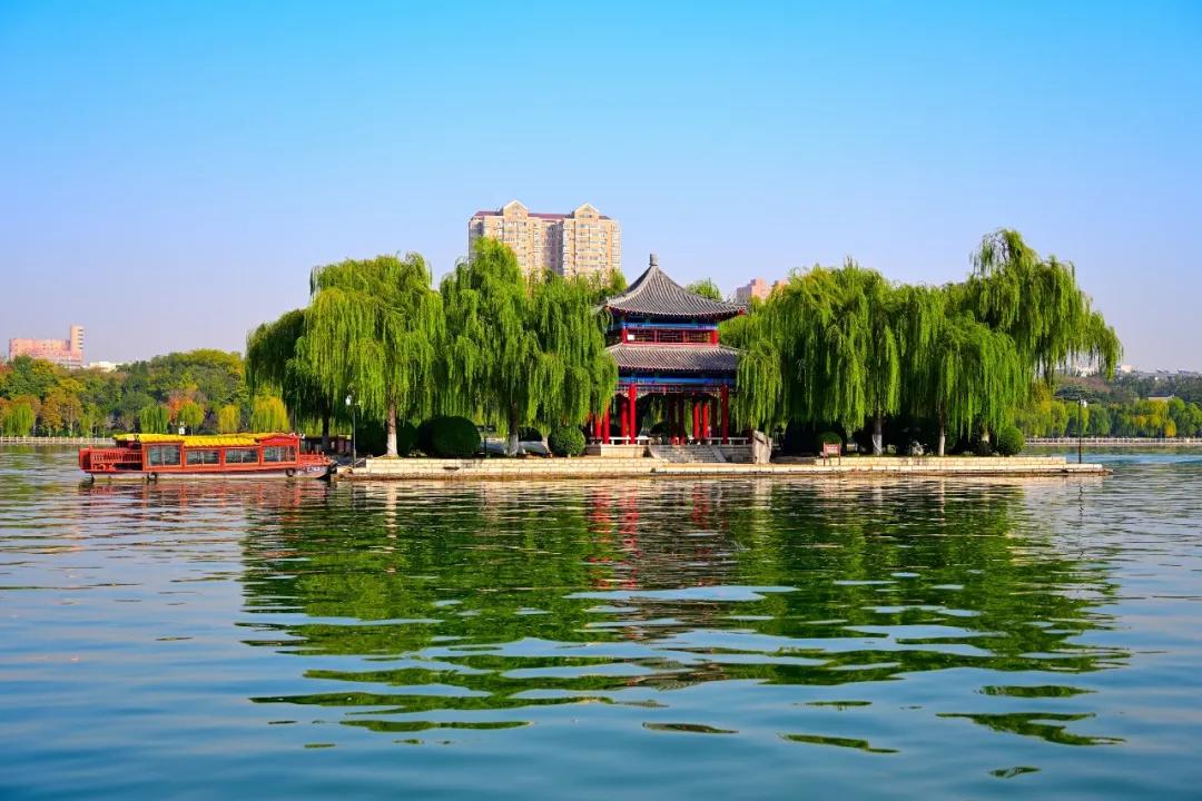 導(dǎo)游帶您深度游，濟(jì)南大明湖吸引人的，不僅僅是風(fēng)景