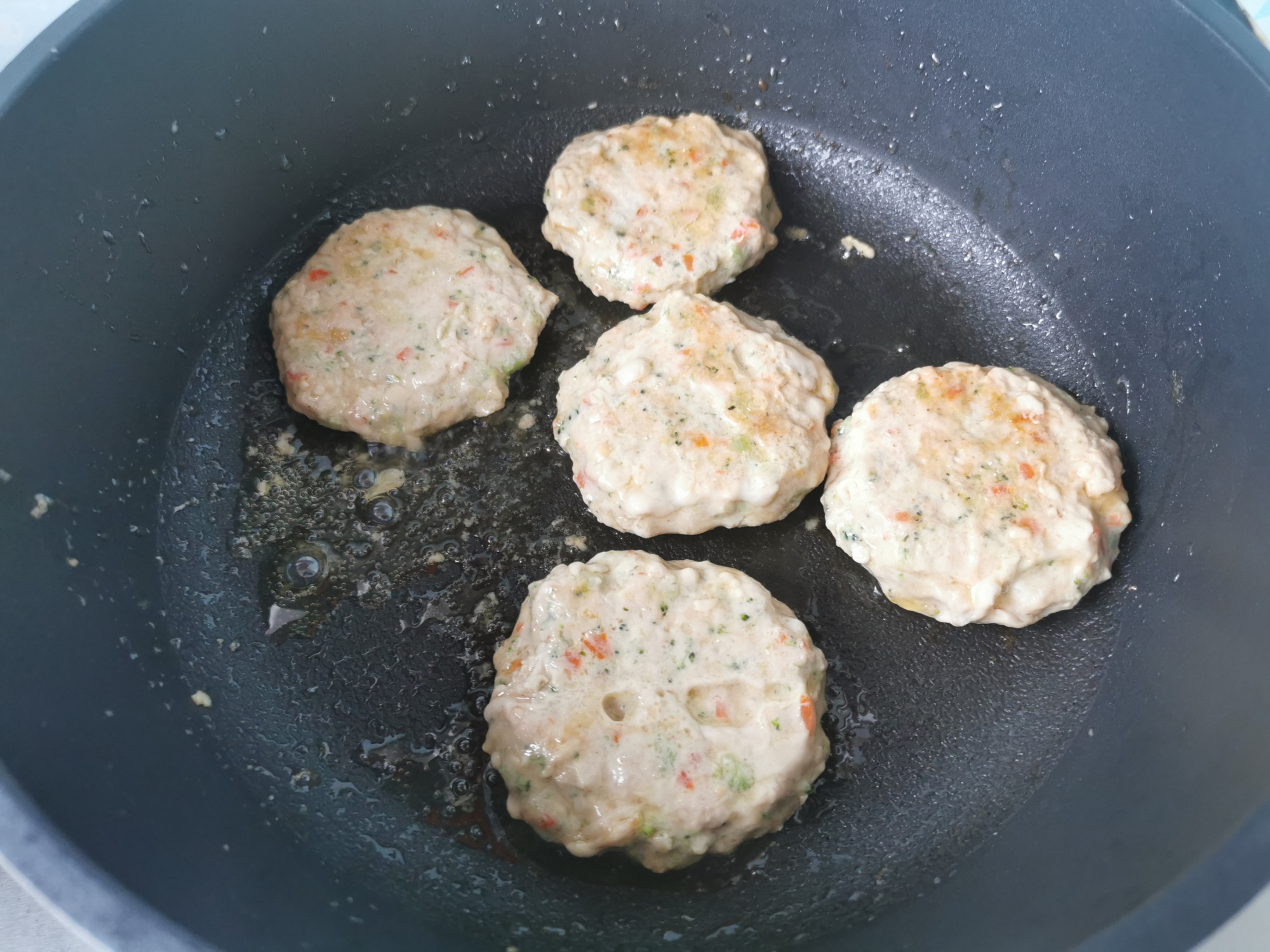 鸡胸肉别水煮，做成小饼低脂又解馋，口感不柴，早餐10分钟搞定