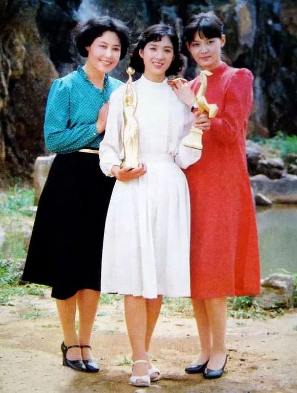 她不是传统美女，却因出众气质和洋气外表，成为80年代最美女演员