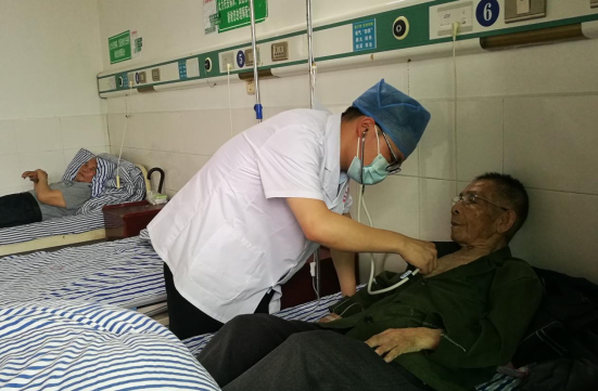 赣县一医生北京出差勇救路人的感人事迹在线上线下广为传颂