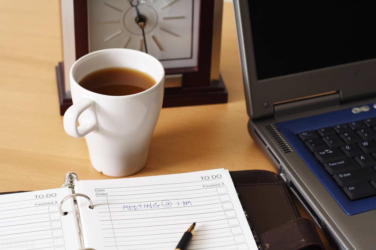 做自媒体如何找到适合自己的领域？学会这4个步骤，在家就能赚钱