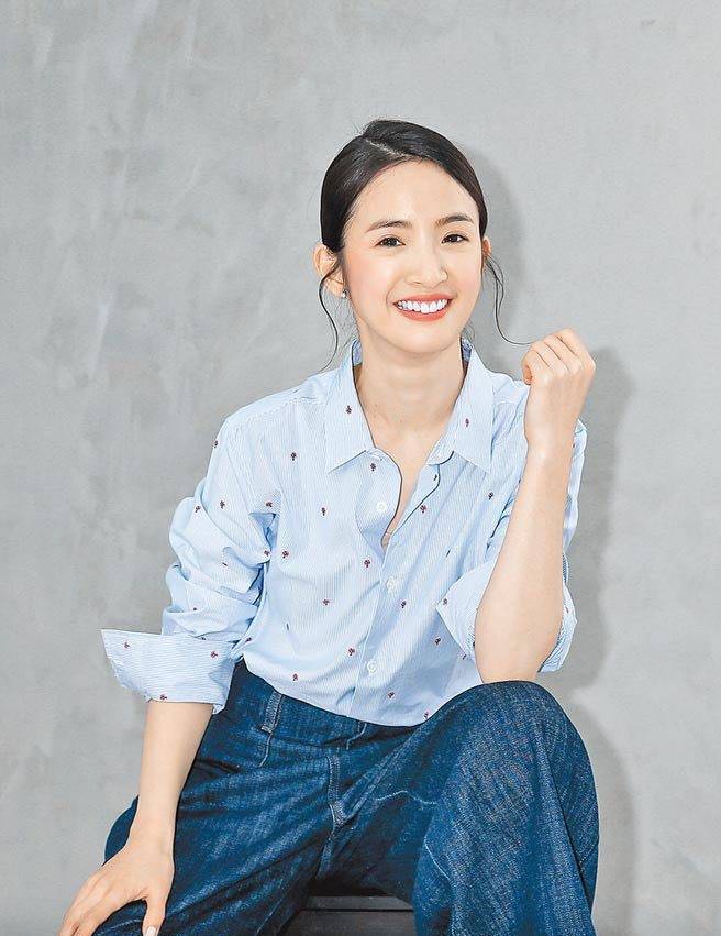 林依晨台北时装周造型绿眼影配绿裙手臂粗一圈造型一言难尽