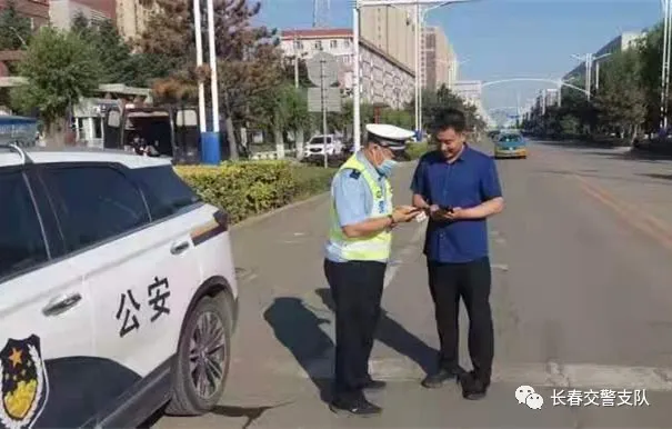 爱在考场外，考生邂逅交警的温暖瞬间......丨护航高考 交警同行