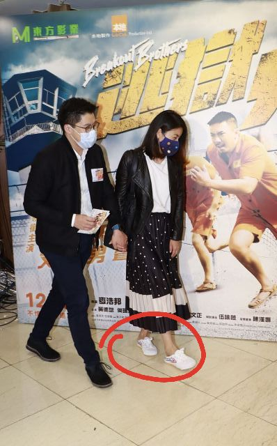 郭晶晶一家看芭蕾表演，7歲長子短褲裡套秋褲，褲子提太高好尷尬