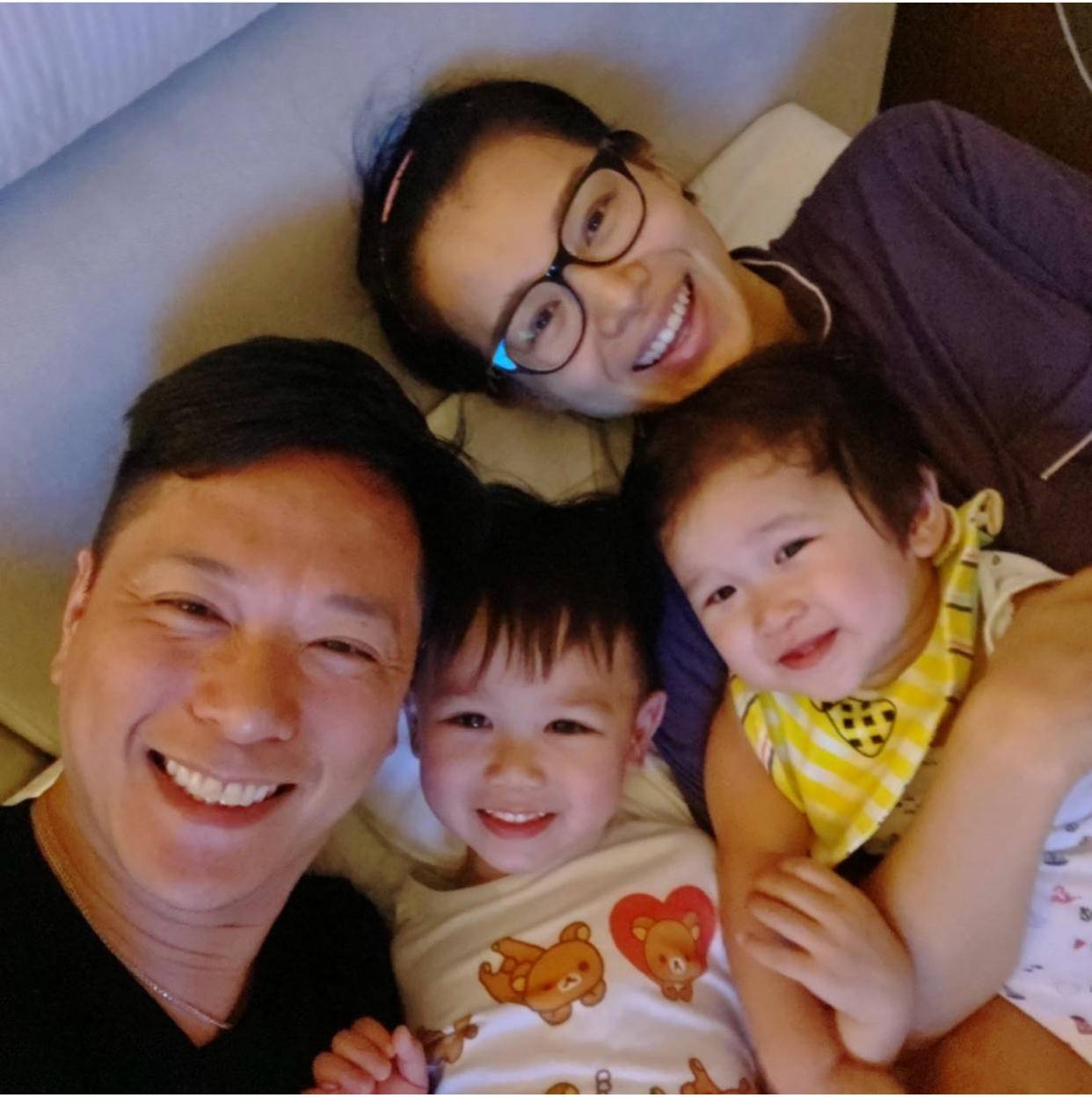 胡杏儿儿子手指受伤喊爸爸叫救护车太萌！趴在爸爸身上眼大睫毛长