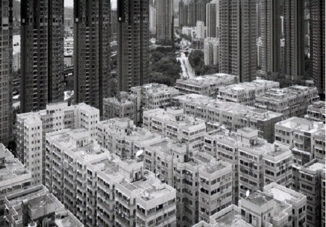 两位哥哥坐拥千亿资产，弟弟在老家打工，给百亿资产却分文没动