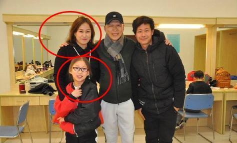 54岁“裘千尺”女儿美若天仙？看到照片后：父女俩简直一模一样
