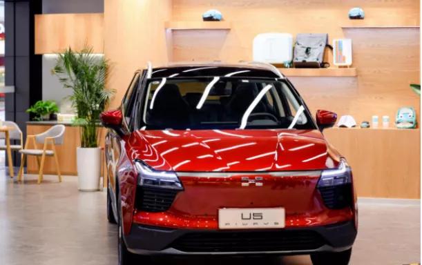 男孩子有什么坏心思呢？只不过是逛街的时候想看看车而已