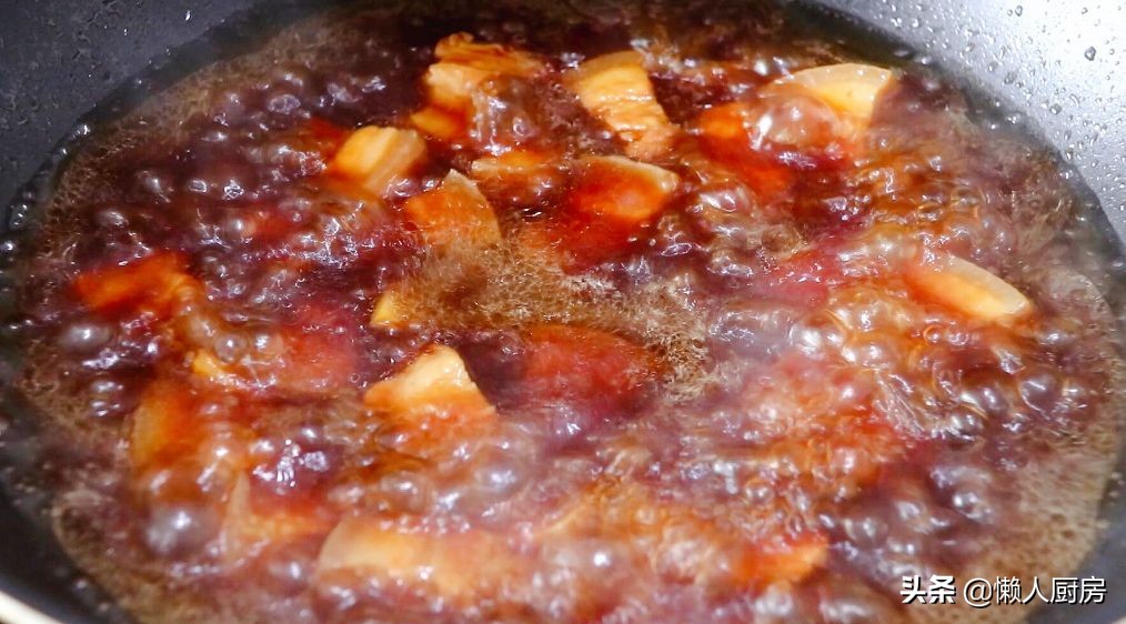 不用焯水，配上萝卜这样烧红烧肉，做红烧肉前多一步，肉不老不柴