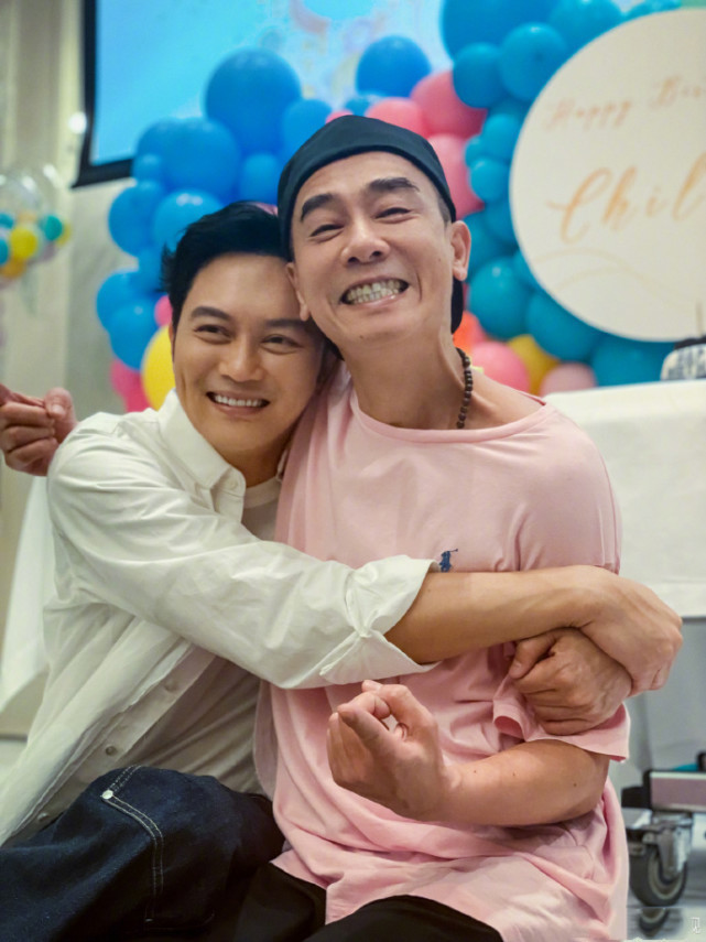 张智霖为袁咏仪庆祝50岁生日，甜喊对方美女，结婚20年恩爱如初