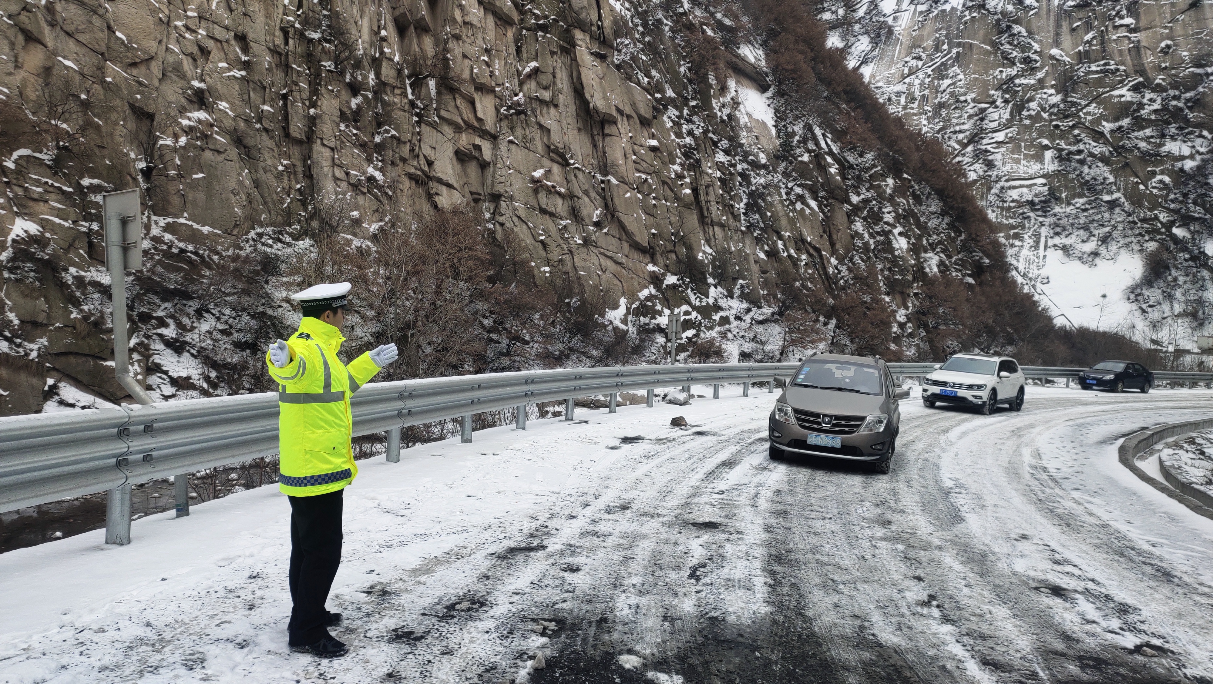 针对近期恶劣天气多发的实际,大队成立应对恶劣天气道路交通安全战时