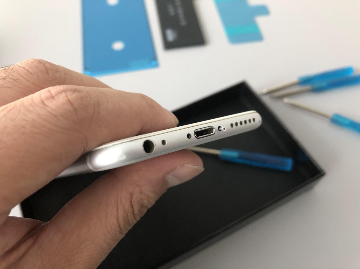 看到苹果新机se配置与8神相似，默默换了6s电池，还能再战三年！