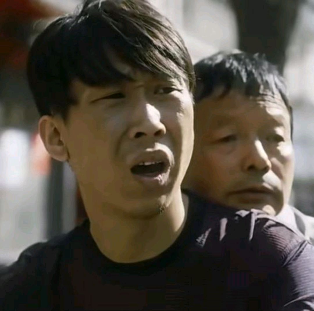 《装台》长相粗犷，无所事事，抱狗撵猫的疤叔