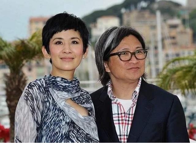 吴君如晒陈可辛探班照，调侃丈夫是来剧组蹭饭，相恋23年感情甜蜜