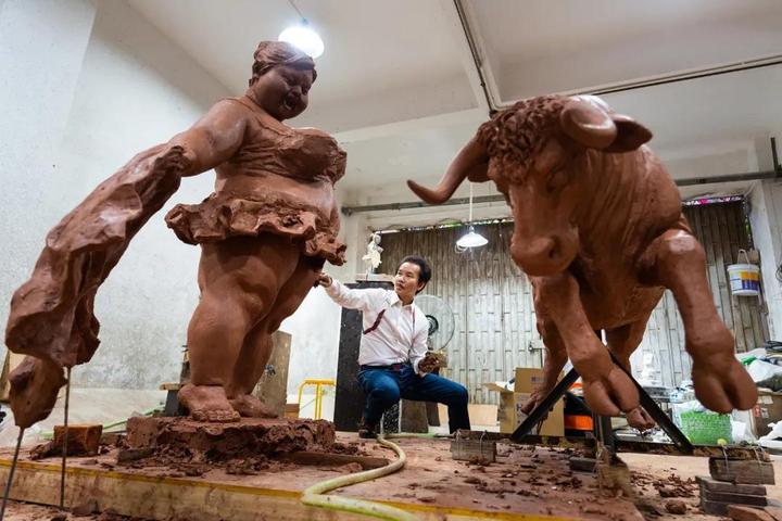 “肥女斗牛”泥稿放大，为西班牙而作