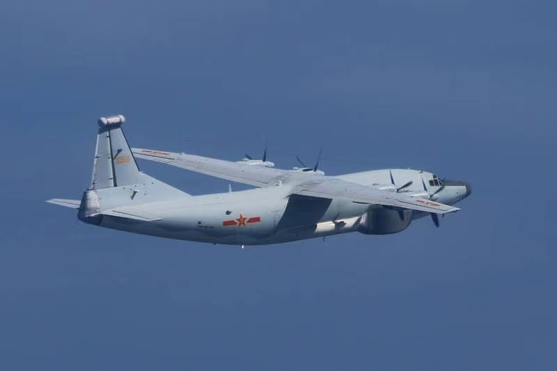 解放軍軍機今日常態化巡航台海，台媒：美國空軍海軍同時出現
