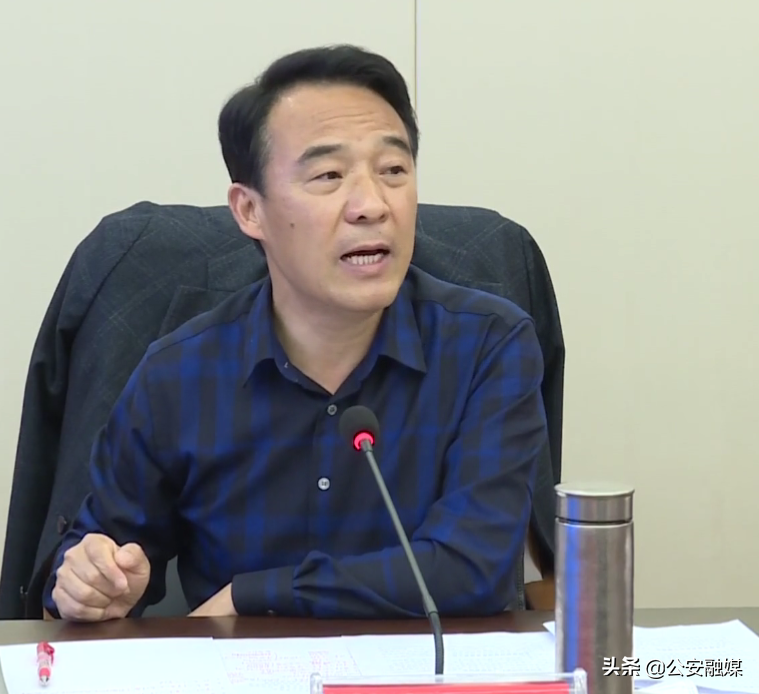 在县委二楼会议室,县委书记夏光宏,县委副书记陈万林,副县长陈丹及县