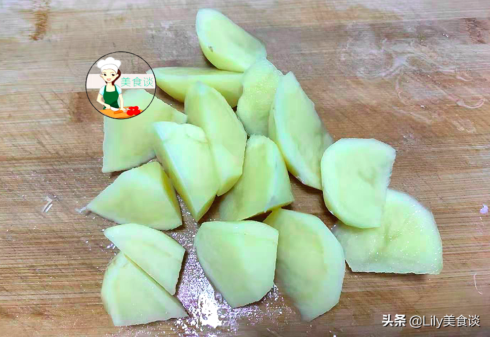 天冷了，燉上一鍋排骨雞腳土豆煲，鮮香又營養，大人孩子都愛吃