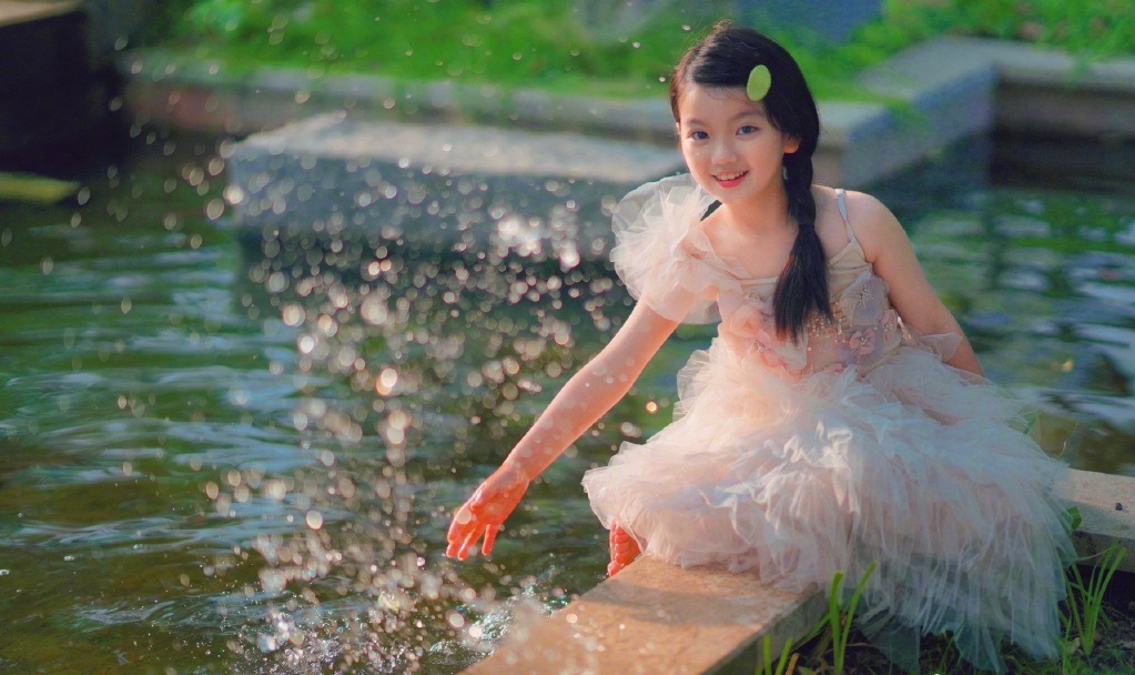 阿拉蕾已长成大姑娘，褪去稚气出落成小女神，白裙如仙美得不敢信