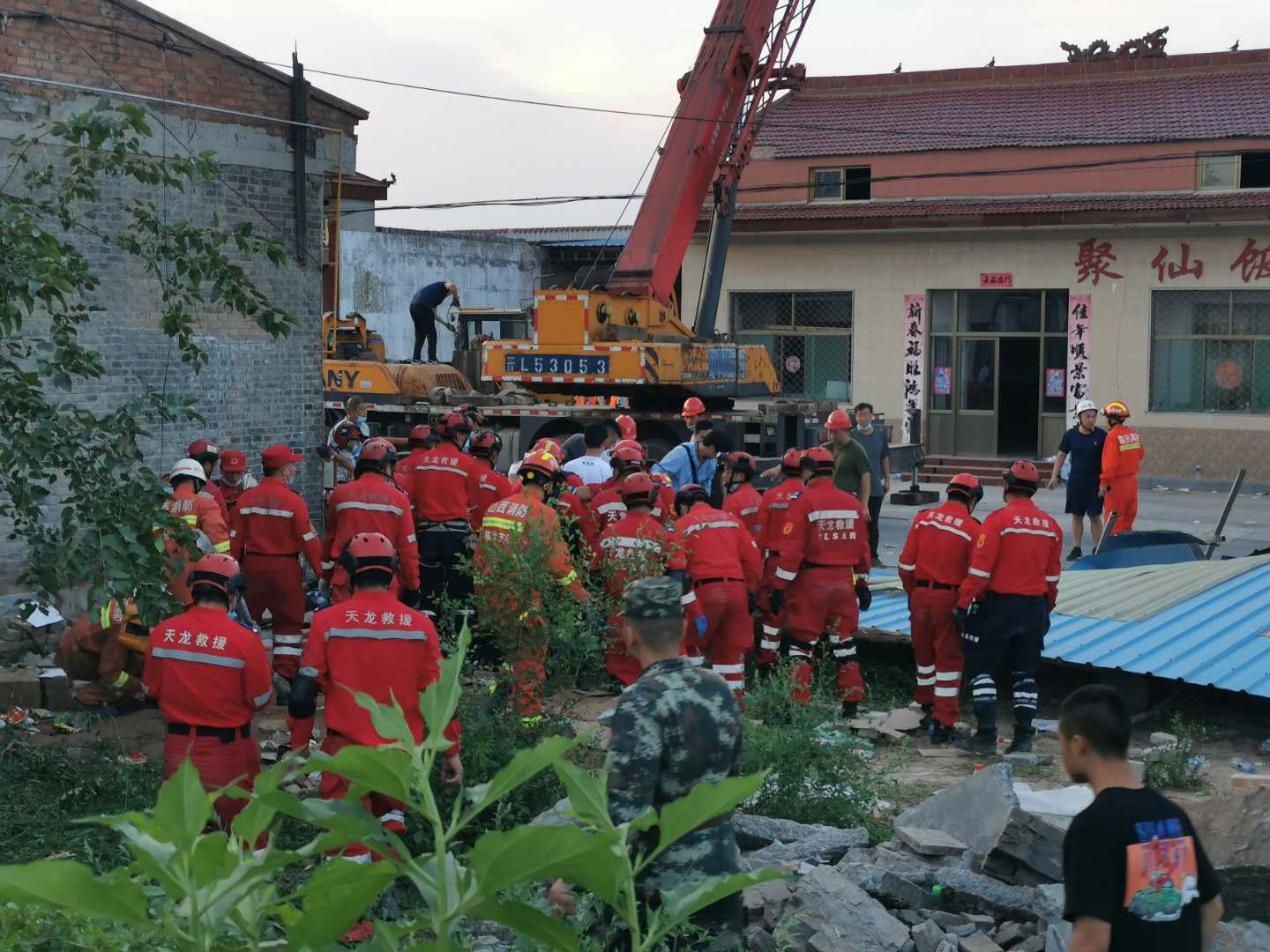 救援者还原山西临汾饭店坍塌事故：曾有被困小女孩通过手机告知父亲自己所在位置