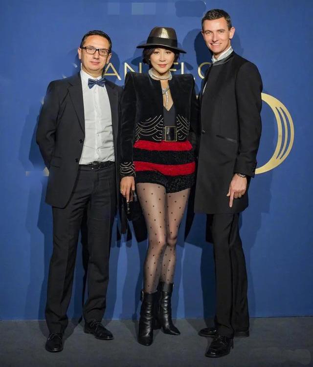 50多岁刘嘉玲成丝袜精，穿黑西装配黑丝袜，气质