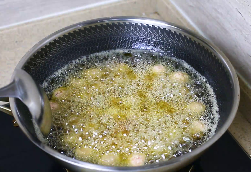 炸豬肉丸子時，謹記“2不放、加3樣”丸子外焦里嫩，放涼也不硬