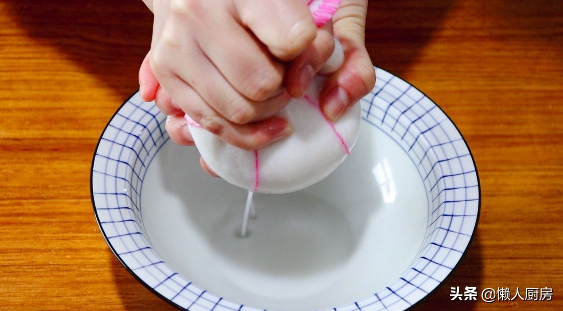 豆腐不用切，擠掉水分，比紅燒的豆腐更好吃，外脆里嫩