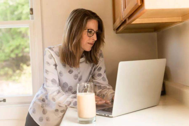 马伊琍陈数参加国剧盛典被指坐姿散漫，与后排