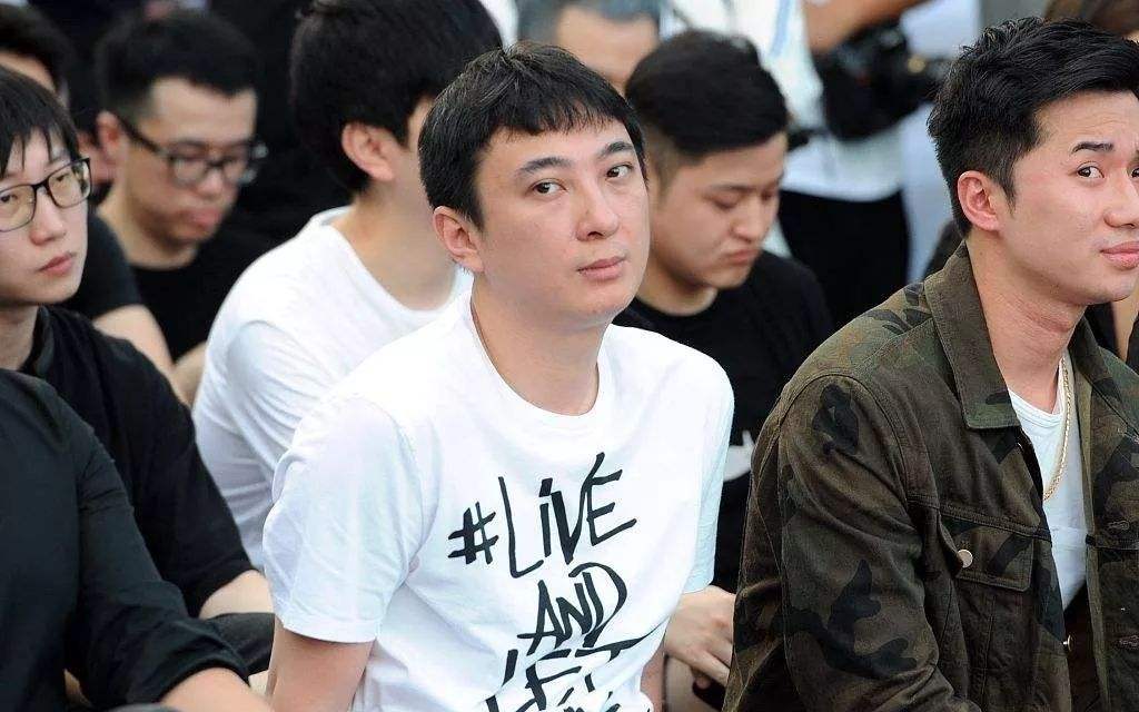 王思聪开车接小楼被拍，光项链就值80W，看到他的车真的酸了！