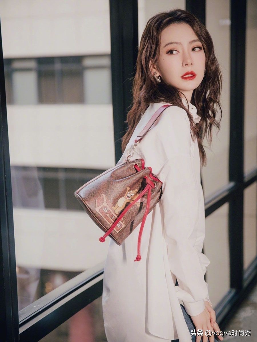 戚薇发文力挺杨丽萍：时至今日，还把女人当生