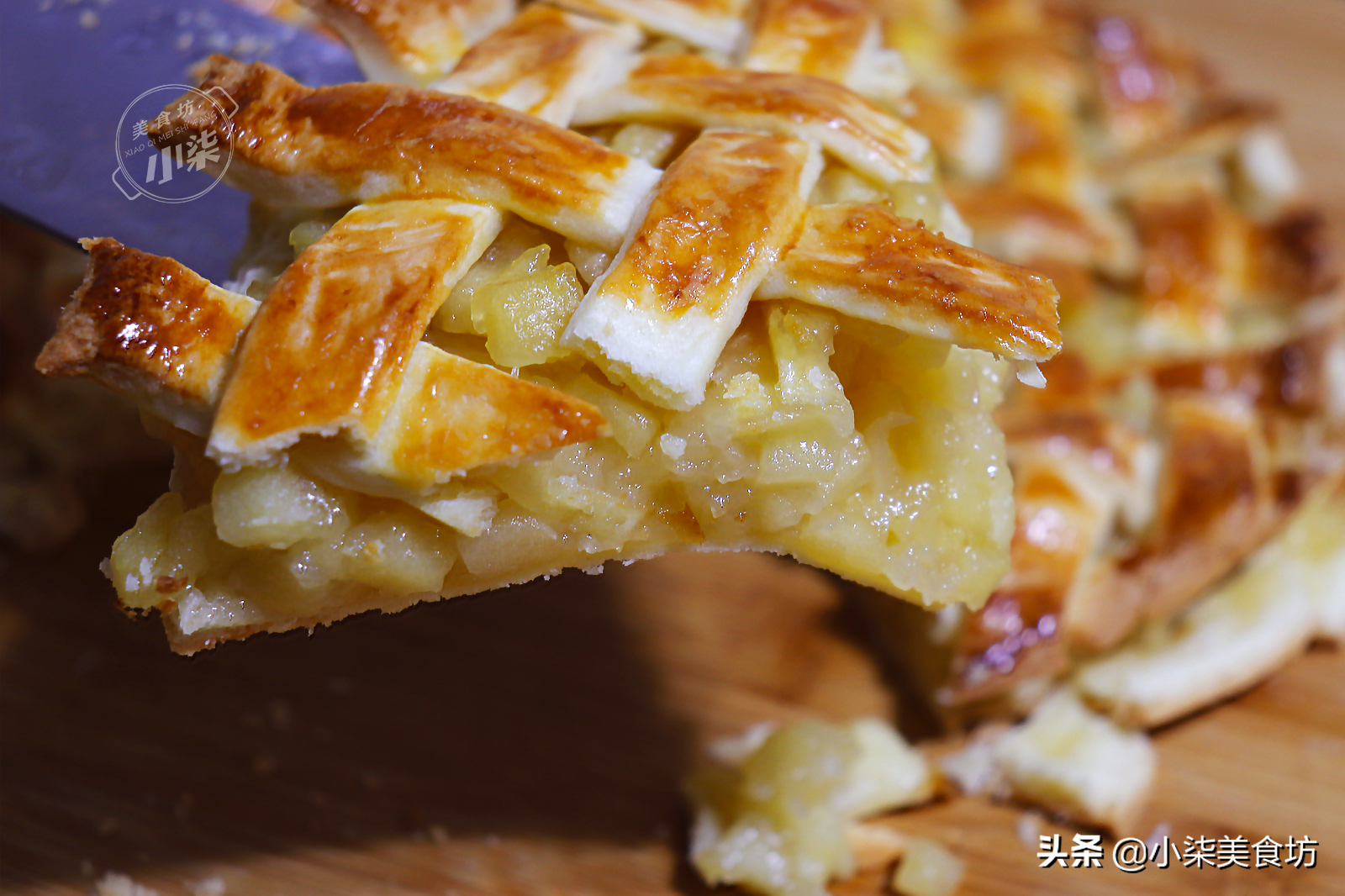 家裡蘋果吃不完，加一碗麵粉做蘋果派，甜而不膩，大人小孩都愛吃