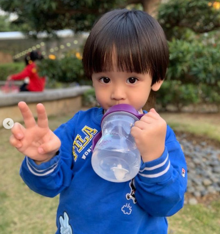 鄭嘉穎兒子生日照，兩歲已是帥小伙，又是騙我生小孩系列