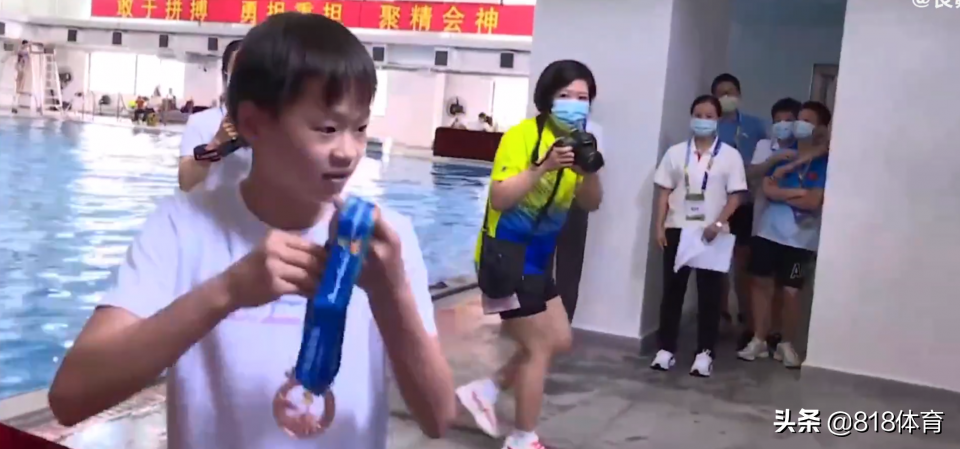 萌翻!全红婵给双胞胎队友颁奖老干部式握手,三人十指相扣合影太甜