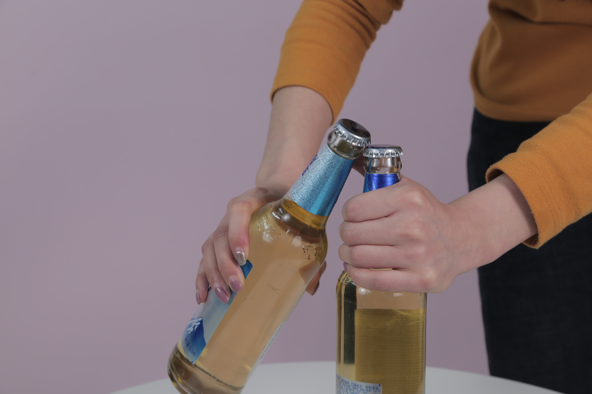 开啤酒瓶盖原来这么容易，学会这个技巧，1秒搞定，比开瓶器方便