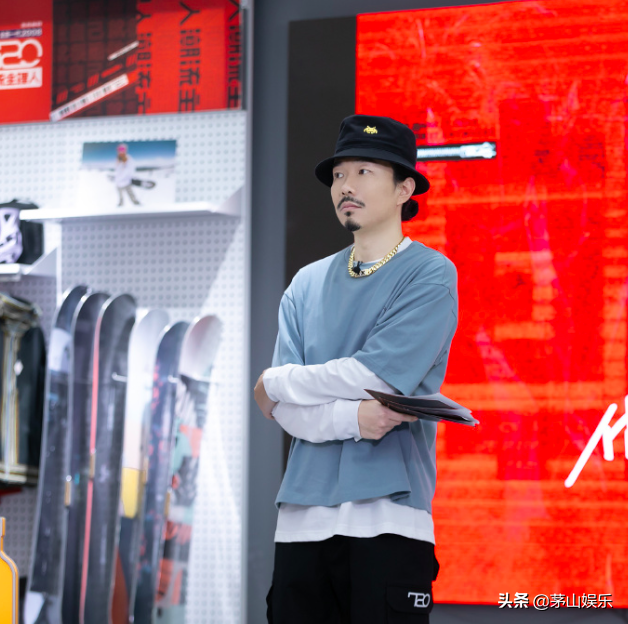 不想|胡宇桐吐槽不想被气到心脏病 臧鸿飞也发文：为什么搜不到简单点这首歌