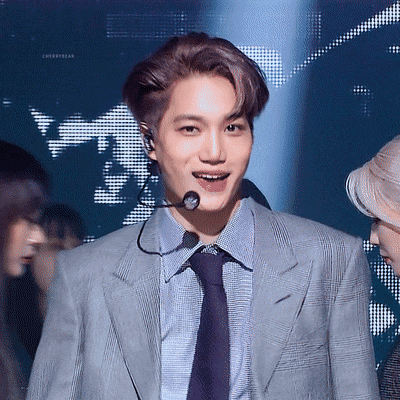 这位男团爱豆同样的脸蛋不同感觉的wink性感与可爱兼具