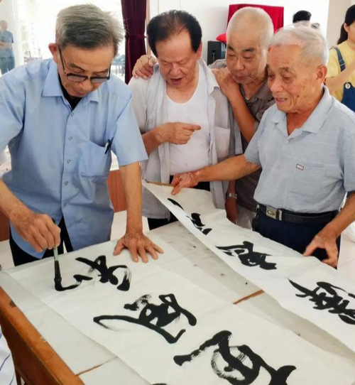 有三十萬存款的老人，和每月兩千退休金的老人，哪個活得更舒坦？