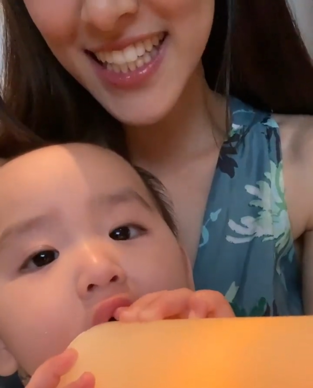 郑嘉颖小22岁娇妻陈凯琳晒生活日常庆生，一家四口泳池玩水超幸福