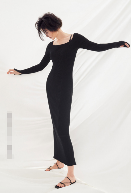 51岁王菲近照曝光！一根皮带勒出“巴掌腰”，手