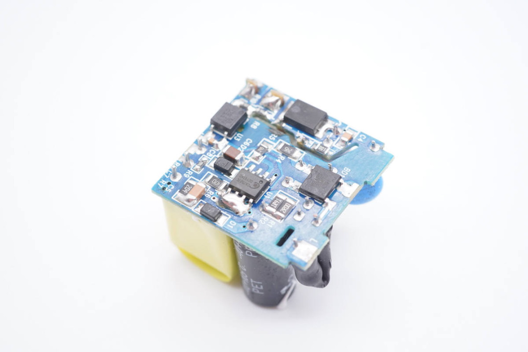 迷你机身，内置高集成电路，这款20W PD快充设计绝了