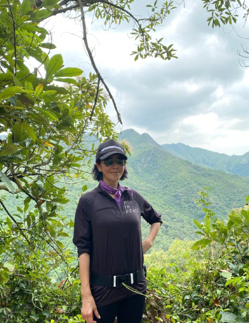 梁朝伟房产被强制拍卖亏损600万，刘嘉玲豪宅宴请贵妇，丝毫不慌