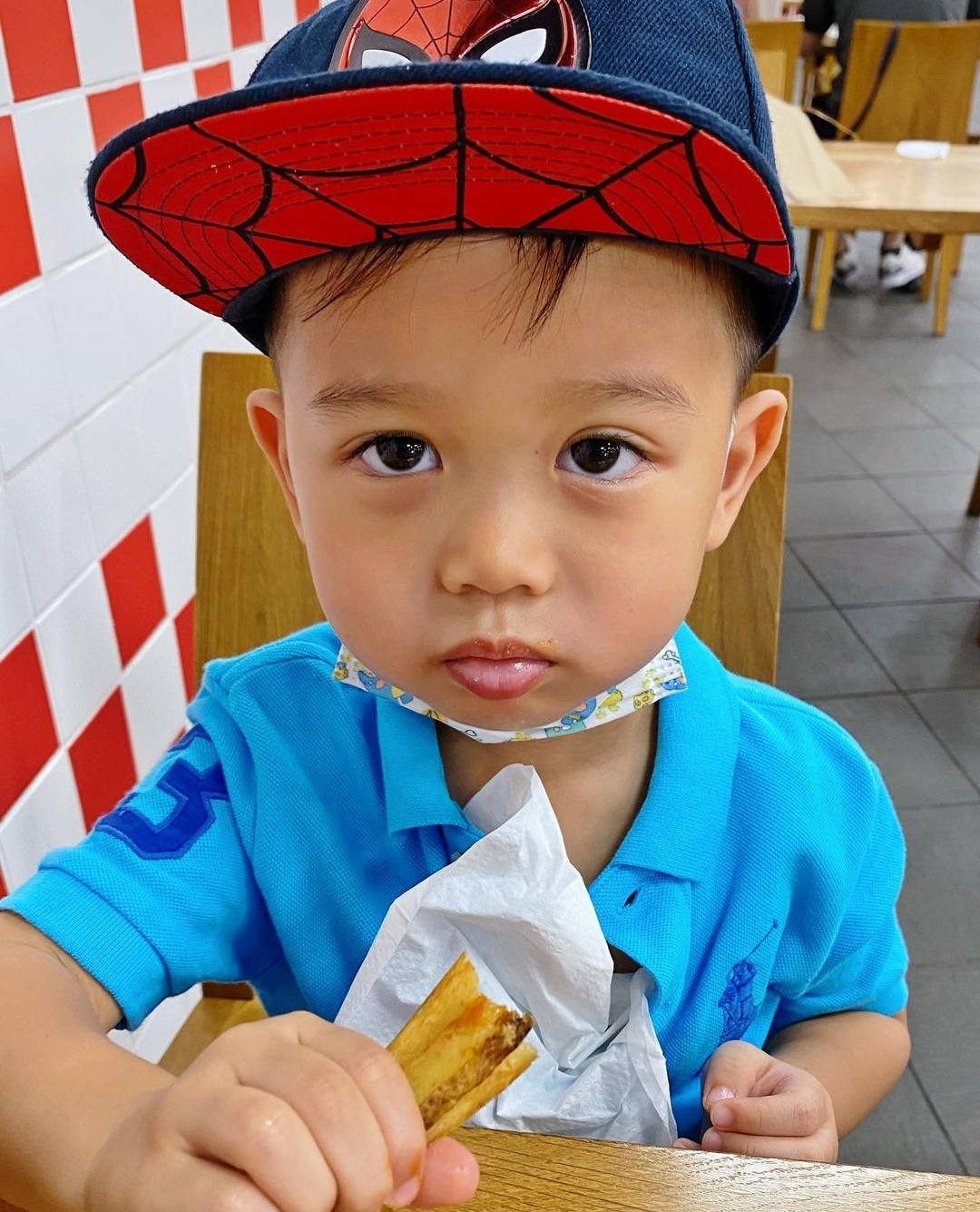 胡杏兒老公曬兒子萌照，奕霆大口塞薯條吃出表情包，秒變在線吃播