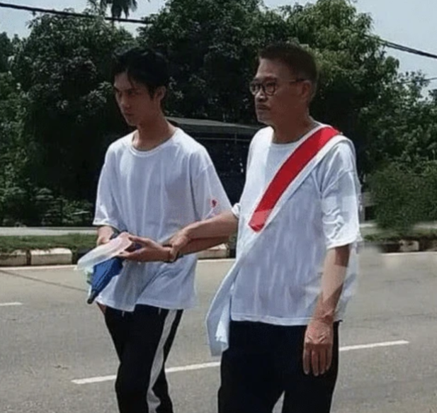 达哥小儿子在葬礼后被网暴，就因为笑了下？网